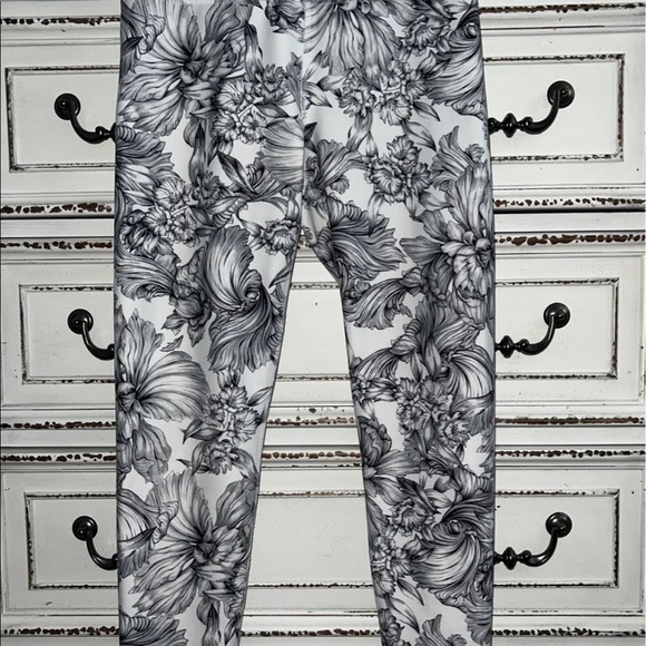 Like new 🖤🤍 Balance Collection black & white leggings Size L - Picture 8 of 12